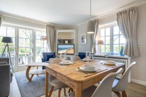 a dining room with a table and chairs at Durango in Keitum