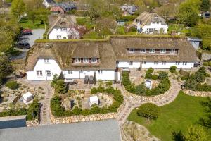 an aerial view of a house with a garden at Durango in Keitum