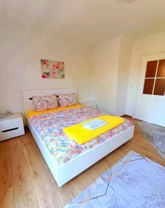 Enaa في سراييفو: غرفة نوم بسرير وبطانية صفراء