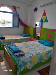 - une chambre avec 2 lits dans l'établissement NiLe ViEW RANA NUbian Guest HOUES, à Assouan
