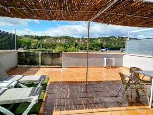 テルエルにあるLoft El Carmenのテーブルと椅子と傘のあるパティオ