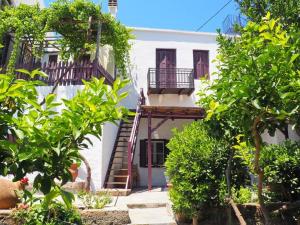 budynek ze schodami przed nim w obiekcie Cycladic House in Skiros w mieście Skiros