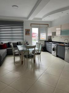 cocina y sala de estar con mesa y sillas en La Remaz 35 en El Jadida