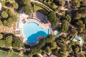 - une vue aérienne sur un parc avec un lac dans l'établissement Village Pont Royal en Provence - maeva Home - Appartement lumineux 2 Pièces 5 P, à Mallemort