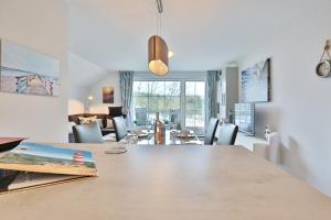 - une salle à manger et un salon avec une table dans l'établissement Seesternresidenz Appartement 21, à Scharbeutz