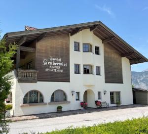 un edificio con un cartel en el costado en Gruberwirt Apartment mit Blick auf die Berge GW 8, en Innsbruck