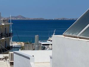 uma vista para uma massa de água com um barco em Yacht Marine Maison em Naxos Chora