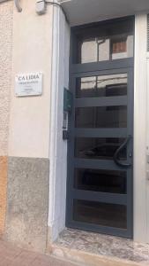 Una puerta a un edificio con un cartel. en CA LIDIA -Allotjament Rural EL BALCONET, en Benimantell