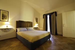 a bedroom with a bed and two lamps and a window at A Munta di Povei in Casarza Ligure
