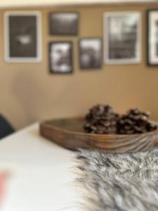 ヴィンターベルクにあるFerienwohnung Michelの壁に絵が飾られたベッドの上に松ぼっくりの入ったボウル