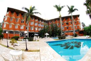 un hotel con piscina frente a un edificio en Harbor Querência Hotel, en Cascavel
