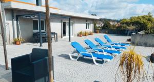 波瓦－迪瓦爾津的住宿－Villa Casa Brandao，庭院里一排蓝色的躺椅