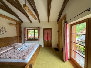 ein Schlafzimmer mit einem Bett und einem großen Fenster in der Unterkunft Chata Piecky in Hrabušice