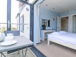 a bedroom with a bed and a table with a table sidx sidx sidx at Rose Villa in Newlyn