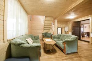 ein Wohnzimmer mit 2 Stühlen und einem Tisch in der Unterkunft Drevenica Rybárie in Klokočov