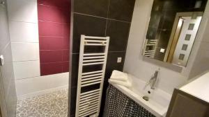 ボルドーにあるBurdigala Homes - Appart Porte Basseのバスルーム(洗面台、トイレ、鏡付)