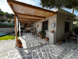 Patio o area all'aperto di Ideal House with Private Pool & Parking