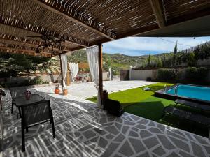un patio con tavolo da biliardo e prato di Ideal House with Private Pool & Parking a Heraklion