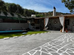 Piscina di Ideal House with Private Pool & Parking o nelle vicinanze