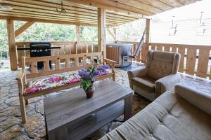 a living room with a couch and a table at Drevenica Rybárie in Klokočov