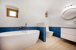 A bathroom at Modern Medival