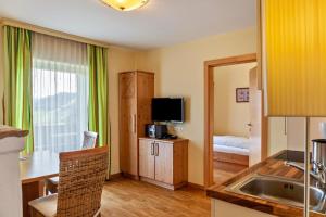 Zimmer mit Küche und Schlafzimmer in der Unterkunft Landhaus Sonnenzauber in Oberau