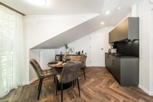 Кухня или мини-кухня в Riverra House - Two-bedroom Apartment
 +34 фотографии