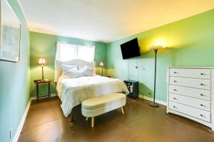 Katil atau katil-katil dalam bilik di Cozy Ballston Spa Home with Fenced Yard!