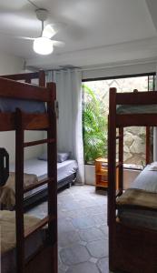 Habitación con 2 literas y ventana en Get Up Hostel, en Natal