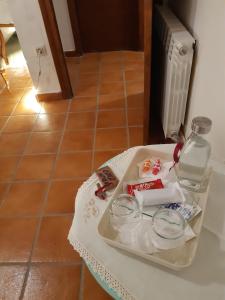 uma mesa com uma bandeja de comida e uma garrafa em Musas Gastro Casa Rural em Valdealgorfa
