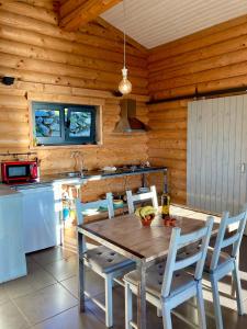 Restaurace v ubytování Mountain Log Cabin O Garrano