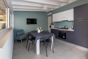 Kuchyň nebo kuchyňský kout v ubytování Onda Bianca Luxury Apartments