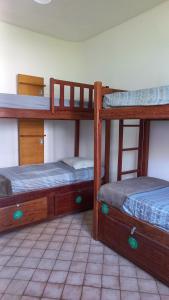 Двухъярусная кровать или двухъярусные кровати в номере Get Up Hostel