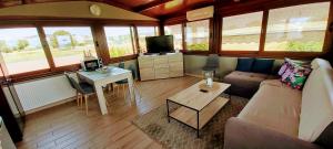 un soggiorno con divano e tavolo di Studio-Appartement Isidora a Alexandroupoli