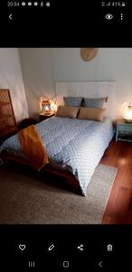 een slaapkamer met een groot bed met 2 lampen erop bij Chez coco in Toul