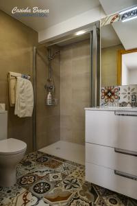 a bathroom with a shower and a toilet at Casinha Branca in Fundão