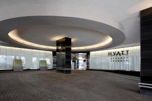 einer Lobby eines Gebäudes mit runder Decke in der Unterkunft Hyatt Regency Toronto in Toronto
