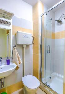 y baño con ducha, aseo y lavamanos. en Mediterranean Apartment Mendy, en Kaštela