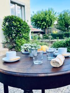 科尔马Le Beethoven的一张木桌，上面放着几杯水和面包