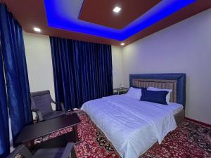 The GRITTI CASTLE HOTEL AND RESTAURANT في Kanzalwan: غرفة نوم بسرير وسقف ازرق