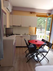 a small kitchen with a table and chairs in it at Vila Green Relax in Vlorë