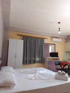 a bedroom with a bed with two towels on it at Vila Green Relax in Vlorë