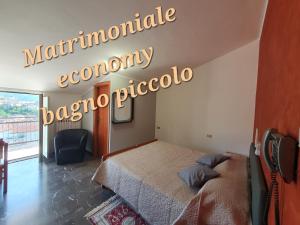 1 dormitorio con 1 cama y un cartel en la pared en Hotel Ristorante Supersonik, en Acri