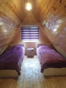 2 letti in una camera con mansarda di A-frame a Vǝndam Altre 22 foto