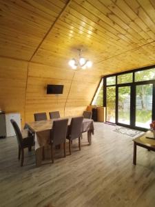 una sala da pranzo con tavolo e sedie di A-frame a Vǝndam