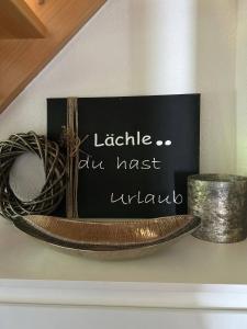 ヴィンターベルクにあるFerienwohnung Michelの本と靴が置かれた棚 +1枚の写真