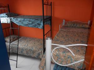 Двох'ярусне ліжко або двоярусні ліжка в номері Hostel Tavares Bastos