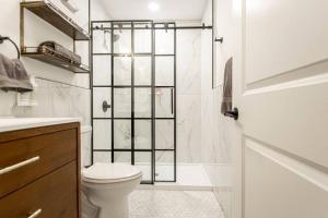 Koupelna v ubytování Heart of Downtown, Steps to Bathhouses & Restaurants, Room # 102 + 10 fotografií