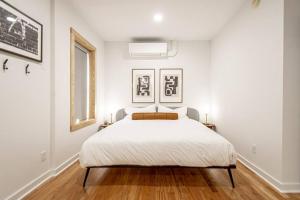 Postel nebo postele na pokoji v ubytování Heart of Downtown, Steps to Bathhouses & Restaurants, Room # 102