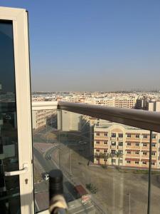 国际城华人民宿 单间双人床 合住公寓 في دبي: إطلالة على المدينة من نافذة مبنى